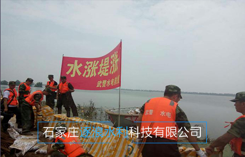 河北沿海地區(qū)，現(xiàn)場(chǎng)為堵水墻建設(shè)工作進(jìn)行中